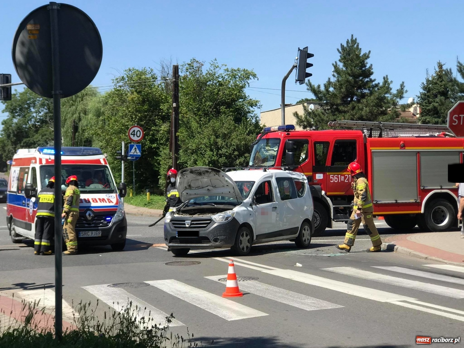 Zdjęcie w galerii na portalu naszraciborz.pl: Zderzenie dacii i mercedesa przy klasztorze Annuntiata [FOTO] wiadomości z regionu