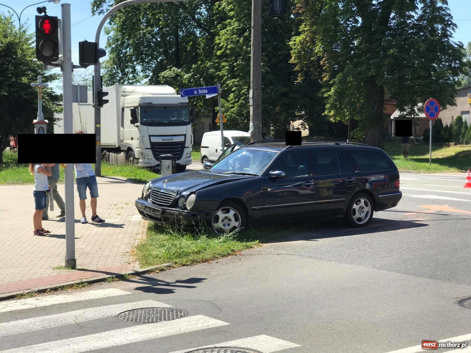 Zdjęcie w galerii na portalu naszraciborz.pl: Zderzenie dacii i mercedesa przy klasztorze Annuntiata [FOTO] wiadomości z regionu