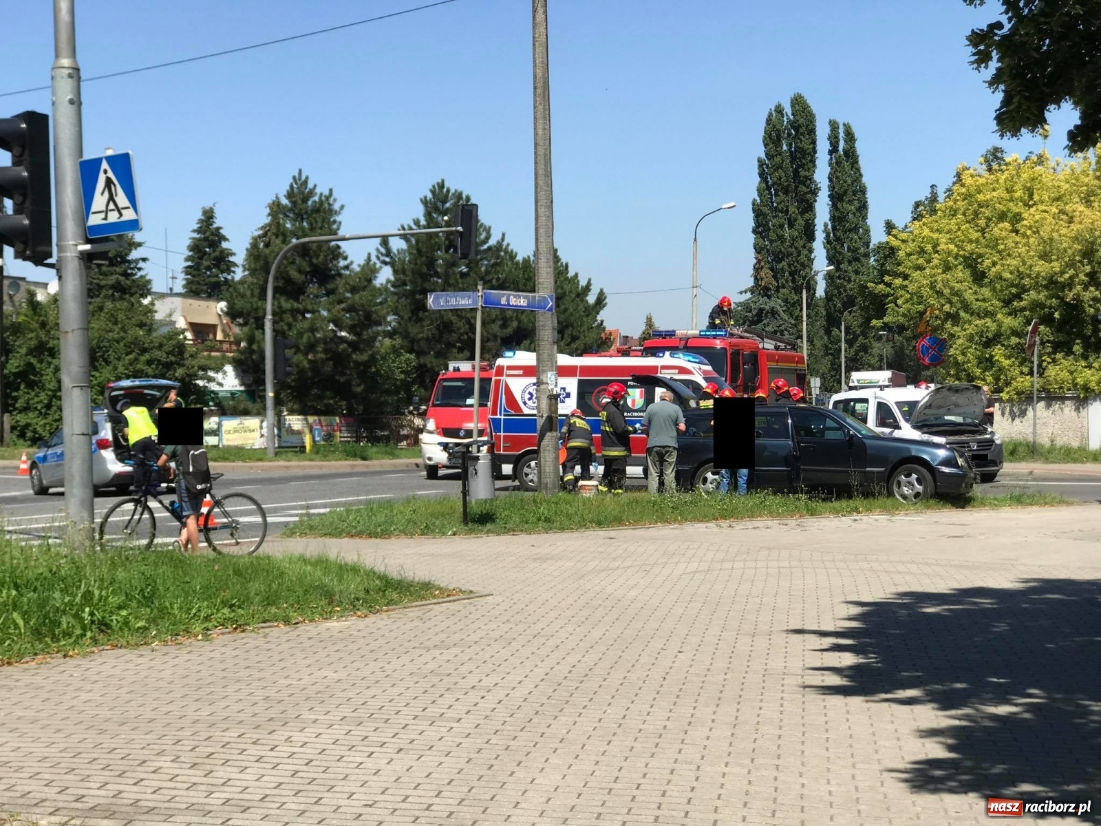 Zdjęcie w galerii na portalu naszraciborz.pl: Zderzenie dacii i mercedesa przy klasztorze Annuntiata [FOTO] wiadomości z regionu