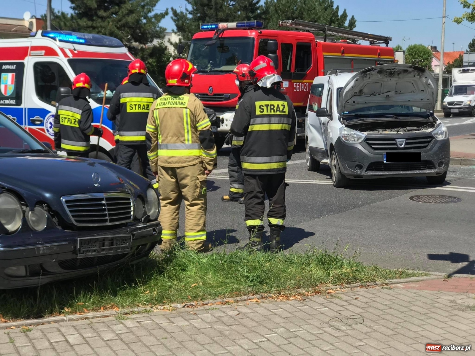 Zdjęcie w galerii na portalu naszraciborz.pl: Zderzenie dacii i mercedesa przy klasztorze Annuntiata [FOTO] wiadomości z regionu