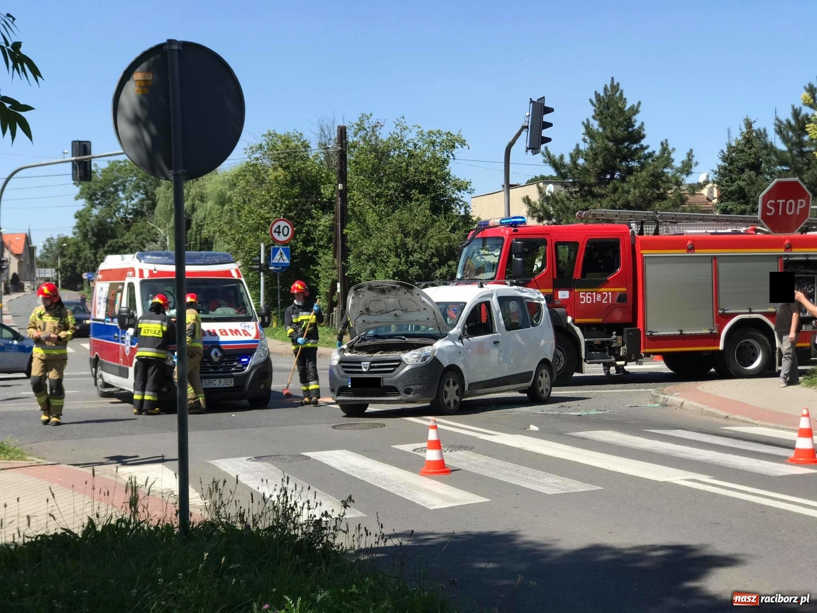 Zdjęcie w galerii na portalu naszraciborz.pl: Zderzenie dacii i mercedesa przy klasztorze Annuntiata [FOTO] wiadomości z regionu