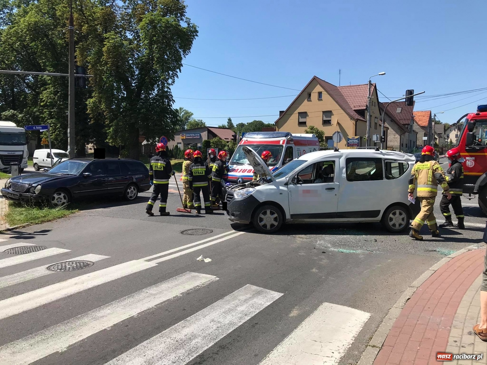 Zdjęcie w galerii na portalu naszraciborz.pl: Zderzenie dacii i mercedesa przy klasztorze Annuntiata [FOTO] wiadomości z regionu