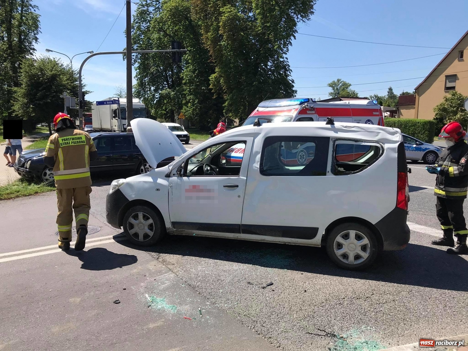 Zdjęcie w galerii na portalu naszraciborz.pl: Zderzenie dacii i mercedesa przy klasztorze Annuntiata [FOTO] wiadomości z regionu