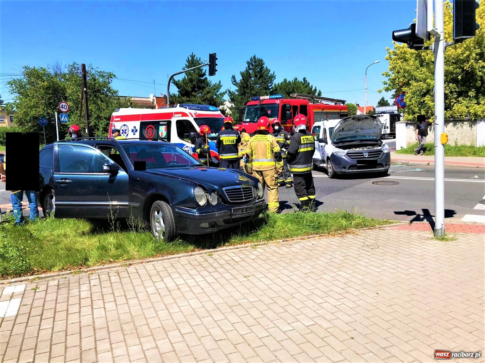 Zdjęcie w galerii na portalu naszraciborz.pl: Zderzenie dacii i mercedesa przy klasztorze Annuntiata [FOTO] wiadomości z regionu