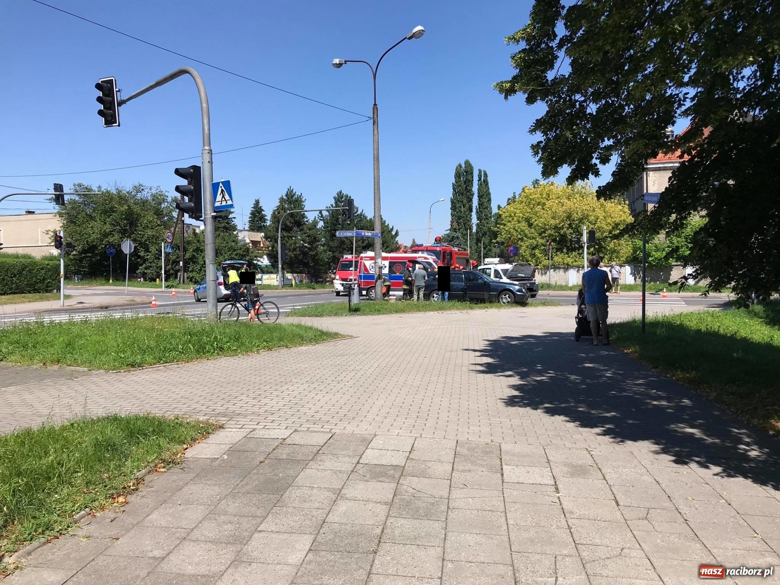 Zdjęcie w galerii na portalu naszraciborz.pl: Zderzenie dacii i mercedesa przy klasztorze Annuntiata [FOTO] wiadomości z regionu