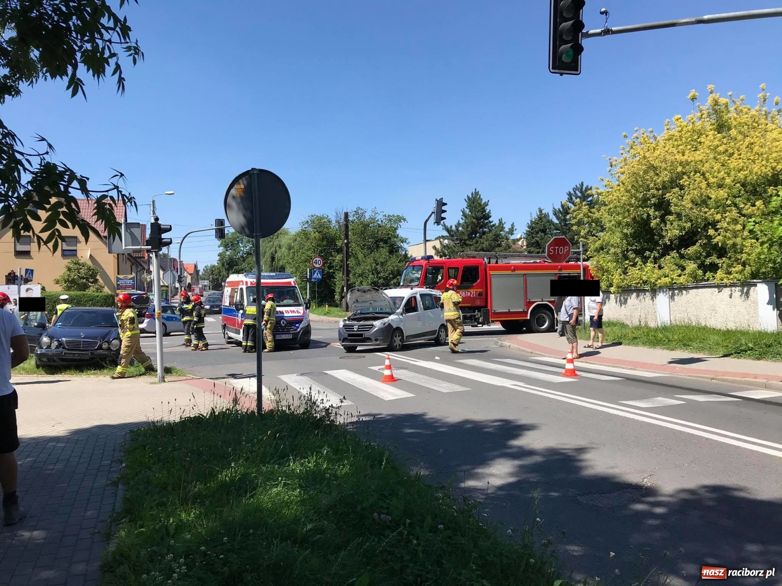 Zdjęcie w galerii na portalu naszraciborz.pl: Zderzenie dacii i mercedesa przy klasztorze Annuntiata [FOTO] wiadomości z regionu