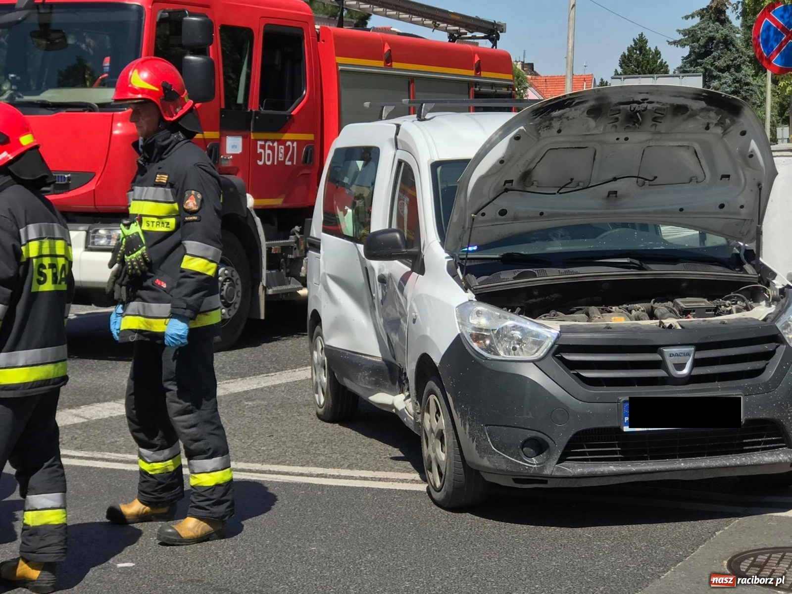 Zdjęcie w galerii na portalu naszraciborz.pl: Zderzenie dacii i mercedesa przy klasztorze Annuntiata [FOTO] wiadomości z regionu