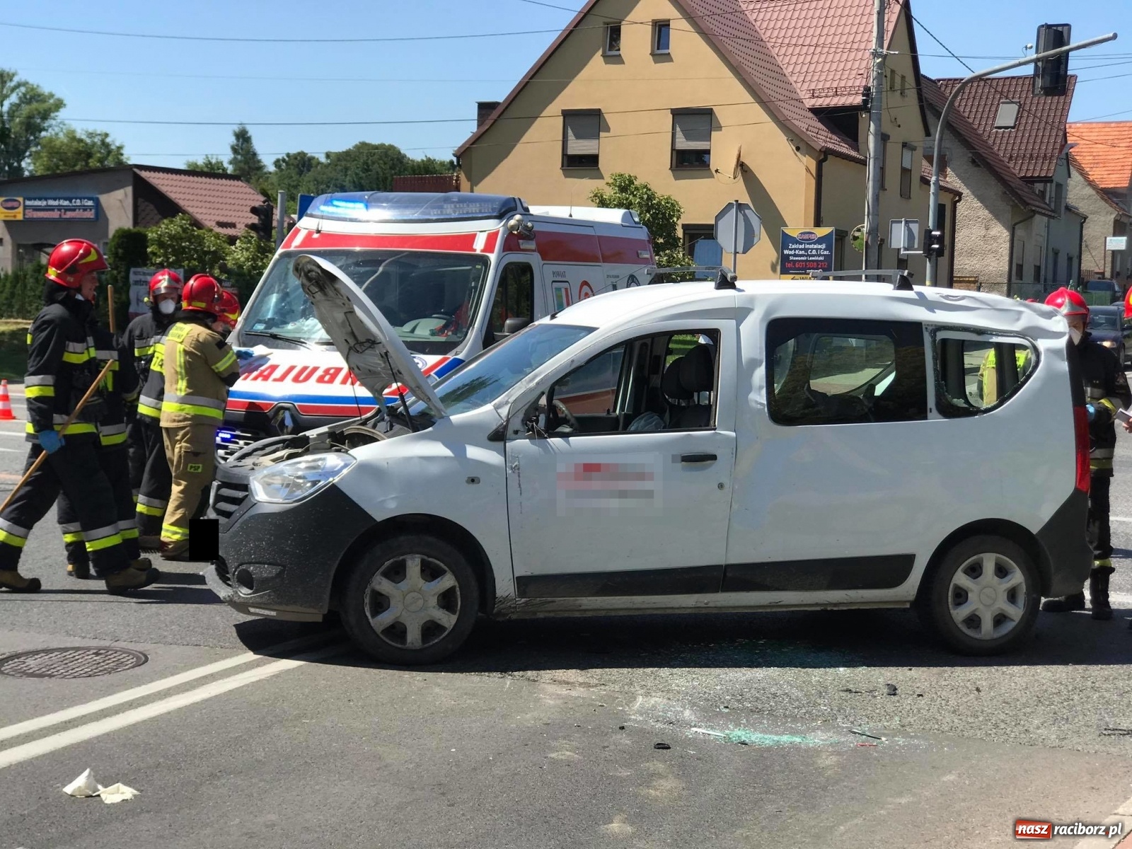 Zdjęcie w galerii na portalu naszraciborz.pl: Zderzenie dacii i mercedesa przy klasztorze Annuntiata [FOTO] wiadomości z regionu