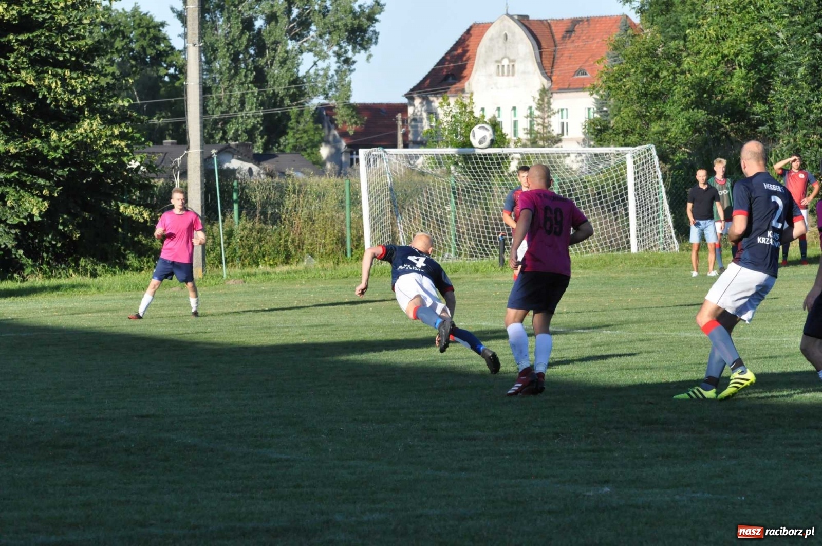 Zdjęcie w galerii na portalu naszraciborz.pl: Z piekła do nieba. Piłkarski thriller w Krzanowicach [FOTO] wiadomości z regionu