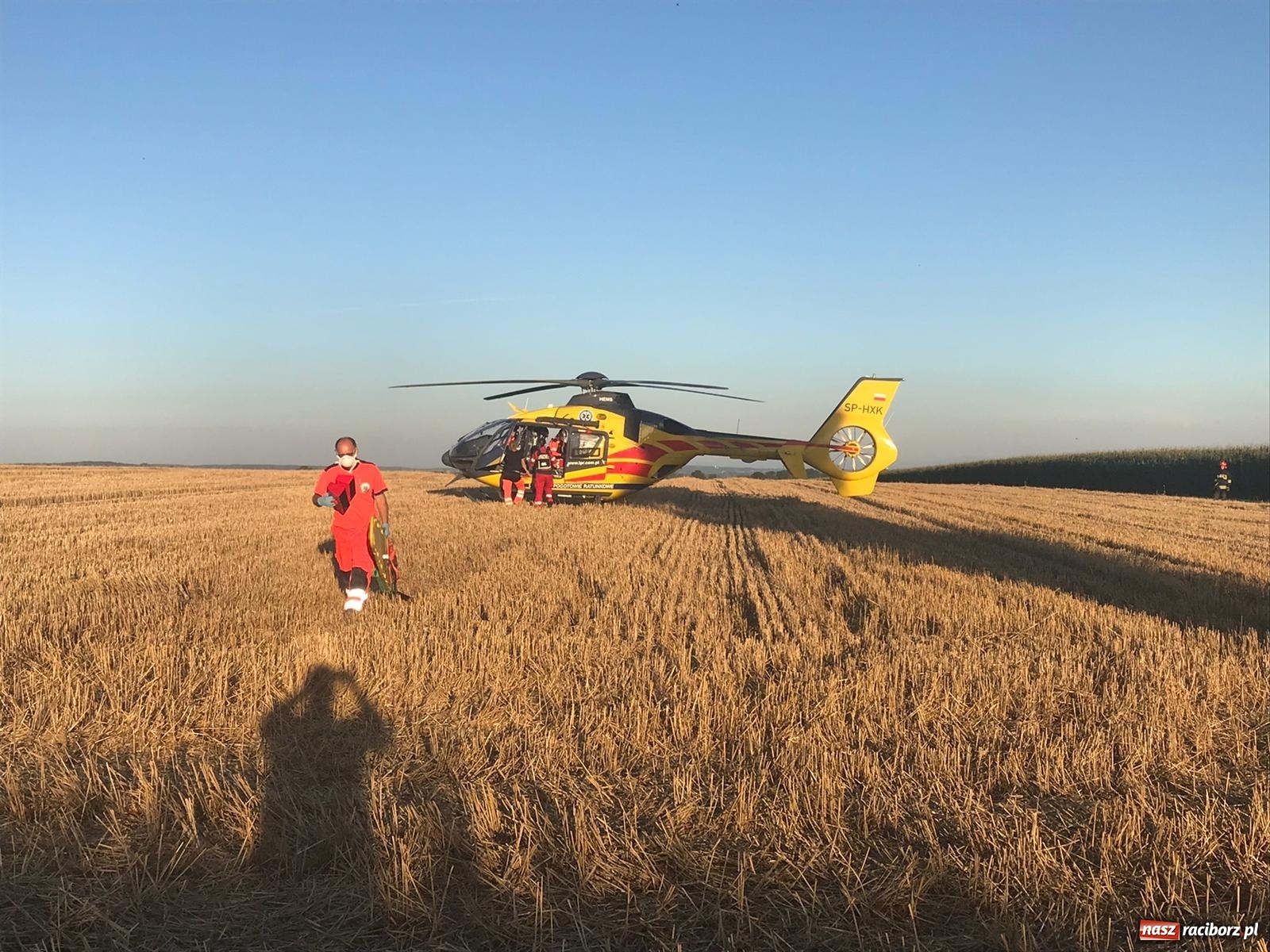 Zdjęcie w galerii na portalu naszraciborz.pl: Groźny wypadek rowerzysty na trasie Cyprzanów-Żerdziny. Lądował śmigłowiec LPR wiadomości z regionu