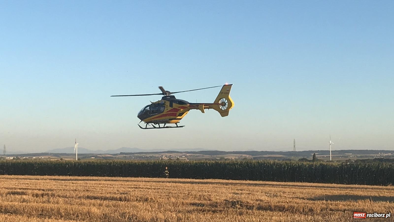 Zdjęcie w galerii na portalu naszraciborz.pl: Groźny wypadek rowerzysty na trasie Cyprzanów-Żerdziny. Lądował śmigłowiec LPR wiadomości z regionu