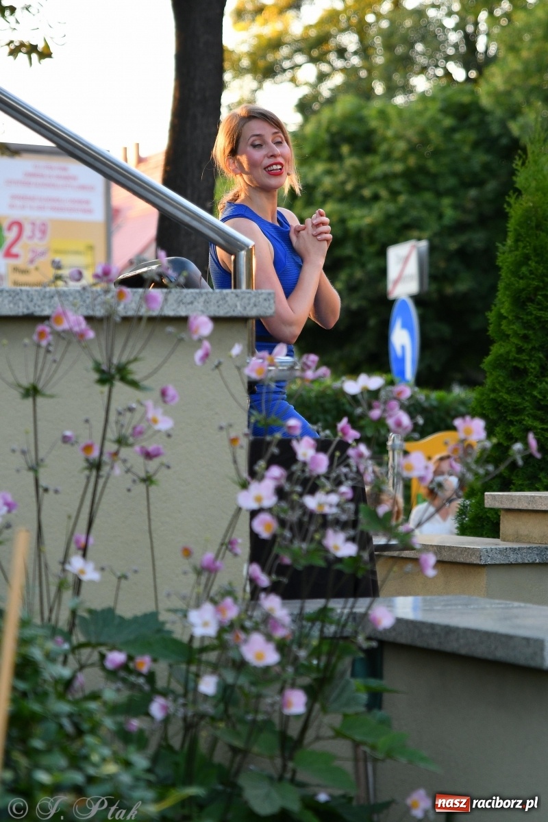 Zdjęcie w galerii na portalu naszraciborz.pl: Stand-up comedy na schodach biblioteki wiadomości z regionu