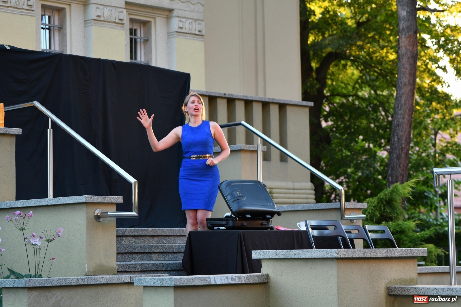 Zdjęcie w galerii na portalu naszraciborz.pl: Stand-up comedy na schodach biblioteki wiadomości z regionu