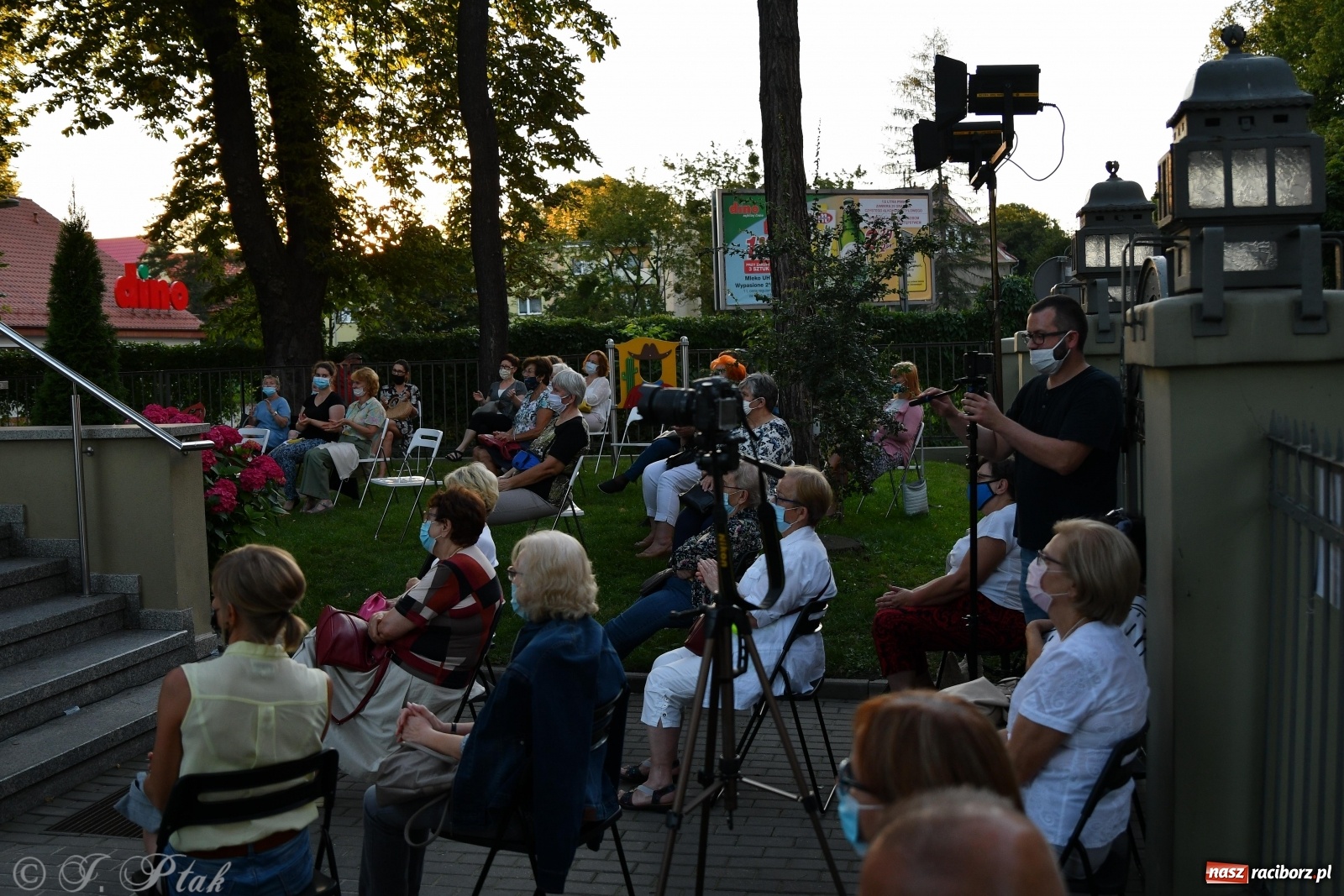 Zdjęcie w galerii na portalu naszraciborz.pl: Stand-up comedy na schodach biblioteki wiadomości z regionu