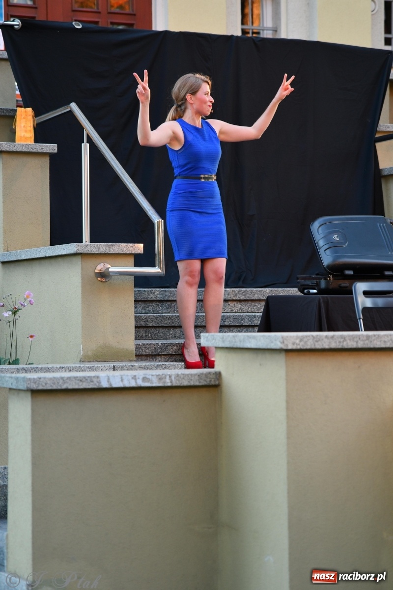 Zdjęcie w galerii na portalu naszraciborz.pl: Stand-up comedy na schodach biblioteki wiadomości z regionu