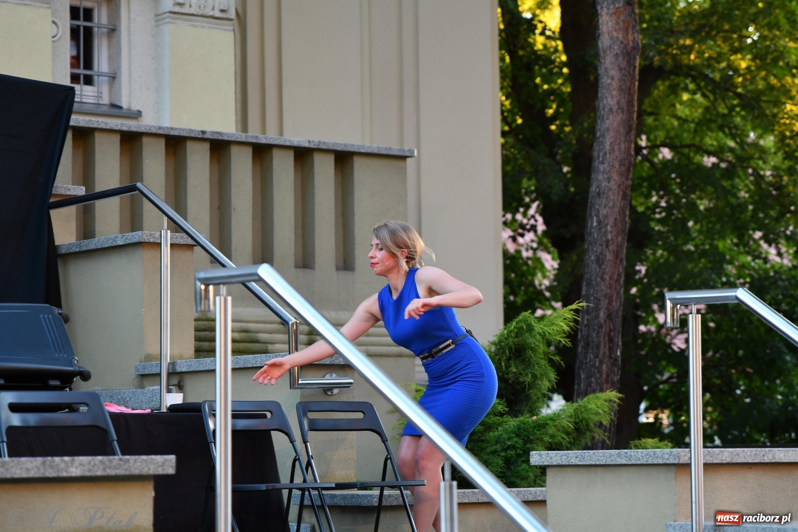 Zdjęcie w galerii na portalu naszraciborz.pl: Stand-up comedy na schodach biblioteki wiadomości z regionu