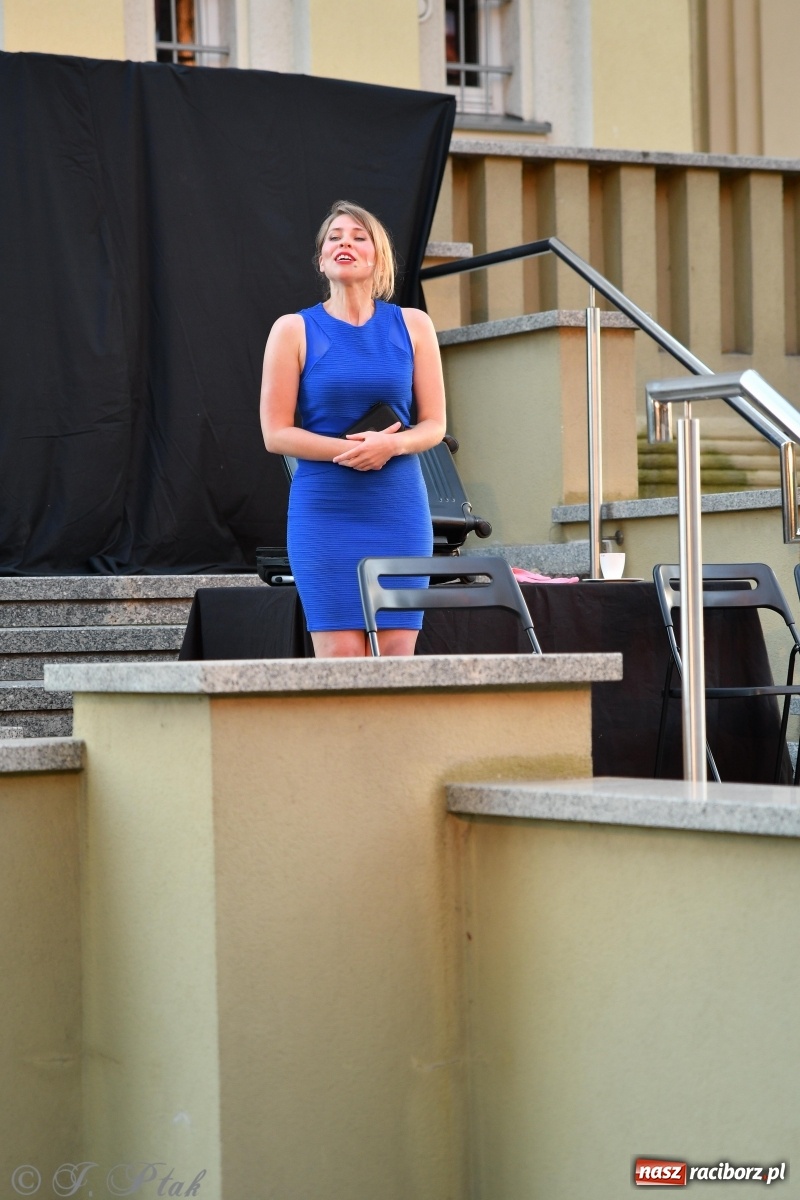 Zdjęcie w galerii na portalu naszraciborz.pl: Stand-up comedy na schodach biblioteki wiadomości z regionu