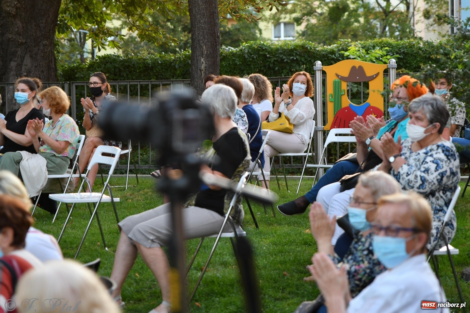 Zdjęcie w galerii na portalu naszraciborz.pl: Stand-up comedy na schodach biblioteki wiadomości z regionu