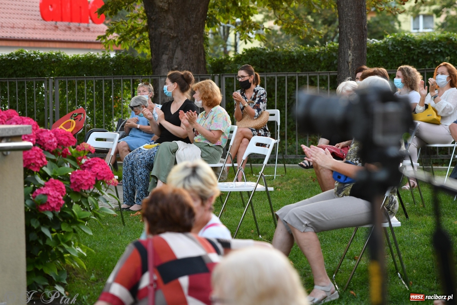 Zdjęcie w galerii na portalu naszraciborz.pl: Stand-up comedy na schodach biblioteki wiadomości z regionu