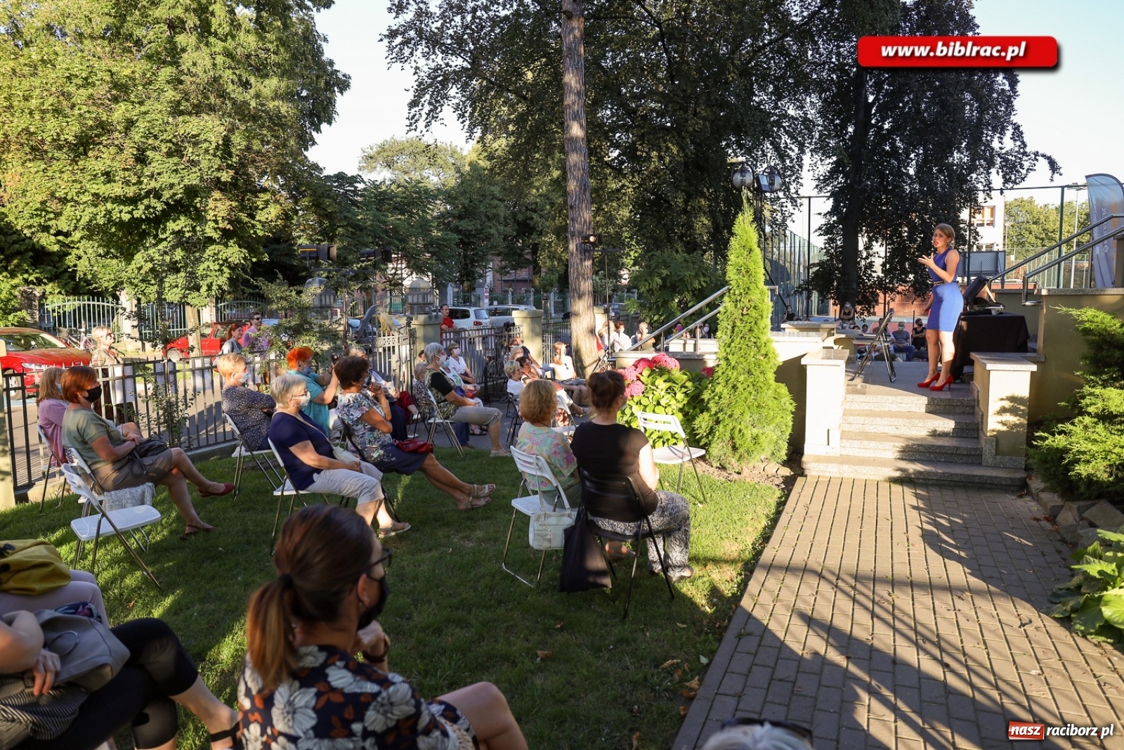 Zdjęcie w galerii na portalu naszraciborz.pl: Stand-up comedy na schodach biblioteki wiadomości z regionu