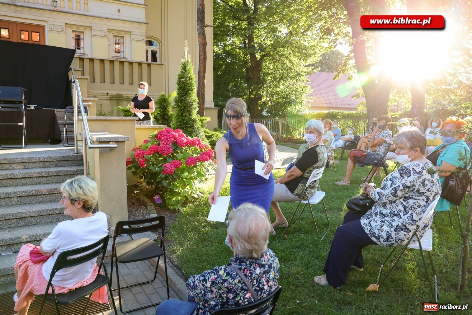 Zdjęcie w galerii na portalu naszraciborz.pl: Stand-up comedy na schodach biblioteki wiadomości z regionu