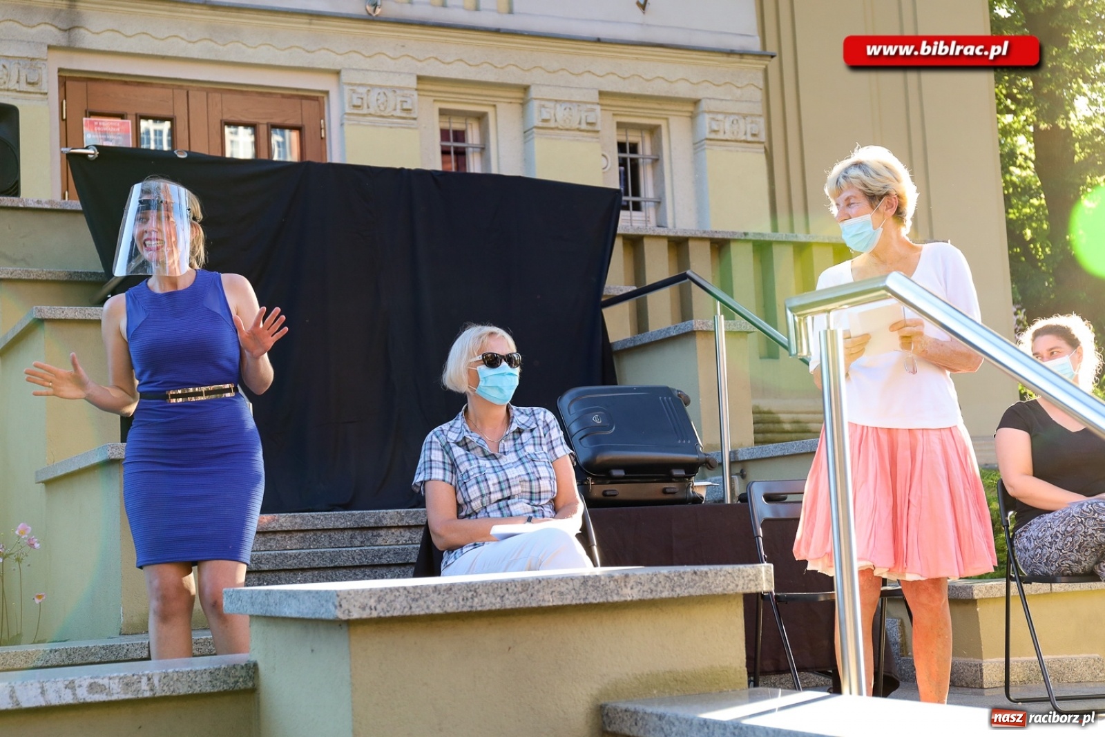Zdjęcie w galerii na portalu naszraciborz.pl: Stand-up comedy na schodach biblioteki wiadomości z regionu