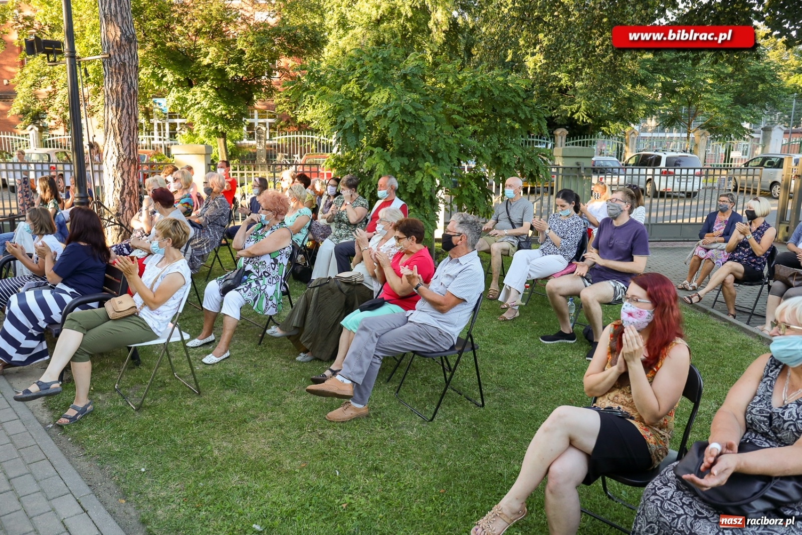 Zdjęcie w galerii na portalu naszraciborz.pl: Stand-up comedy na schodach biblioteki wiadomości z regionu