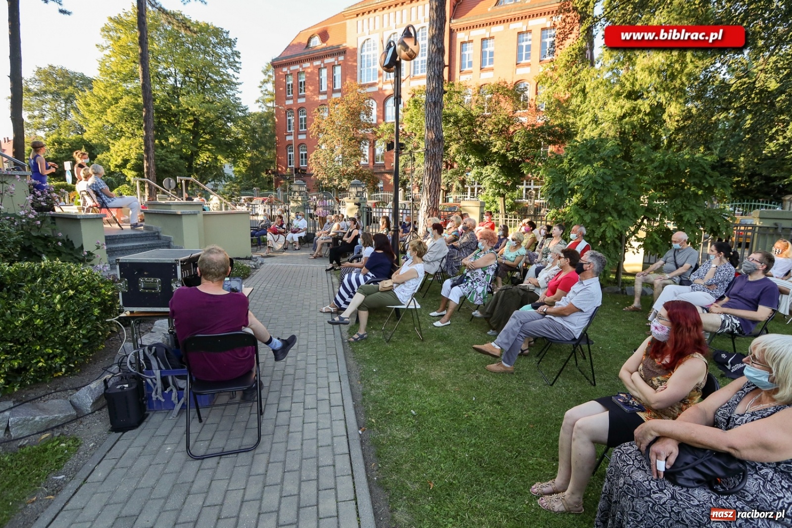 Zdjęcie w galerii na portalu naszraciborz.pl: Stand-up comedy na schodach biblioteki wiadomości z regionu
