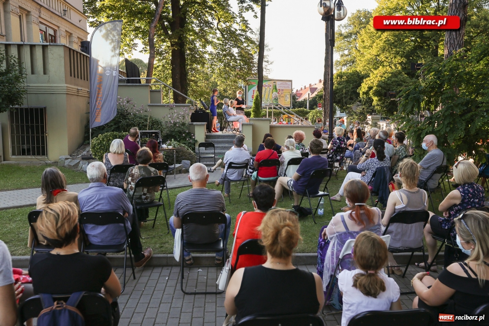 Zdjęcie w galerii na portalu naszraciborz.pl: Stand-up comedy na schodach biblioteki wiadomości z regionu