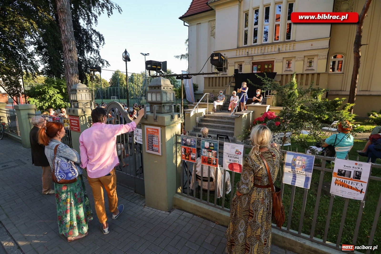Zdjęcie w galerii na portalu naszraciborz.pl: Stand-up comedy na schodach biblioteki wiadomości z regionu