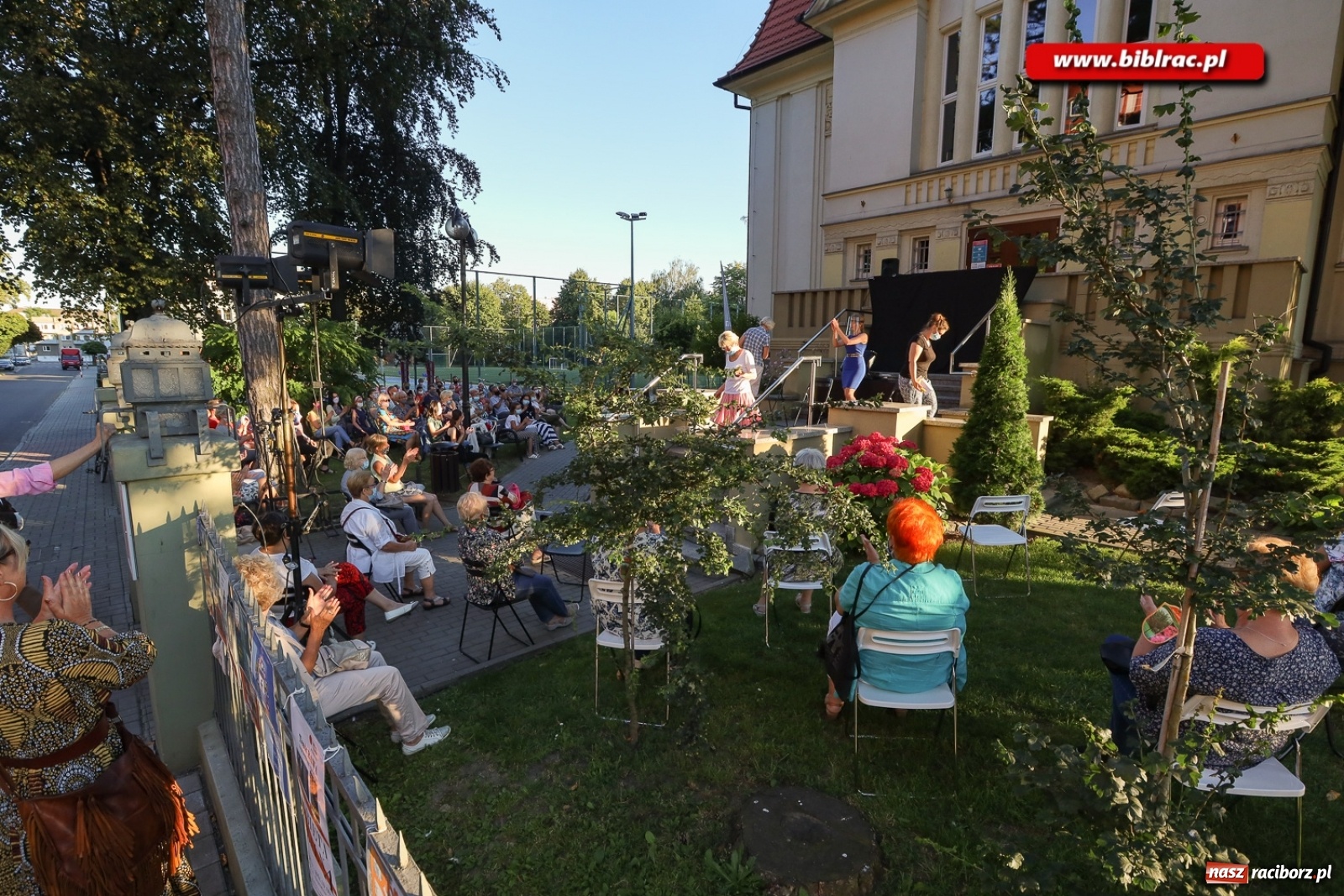 Zdjęcie w galerii na portalu naszraciborz.pl: Stand-up comedy na schodach biblioteki wiadomości z regionu