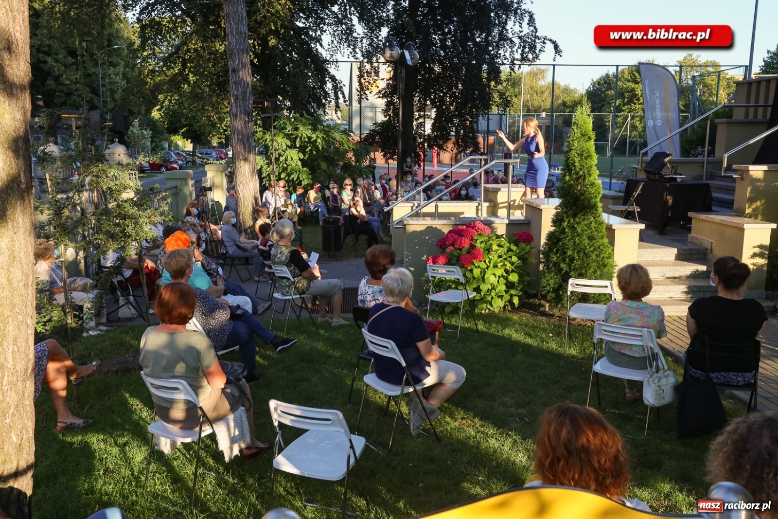 Zdjęcie w galerii na portalu naszraciborz.pl: Stand-up comedy na schodach biblioteki wiadomości z regionu