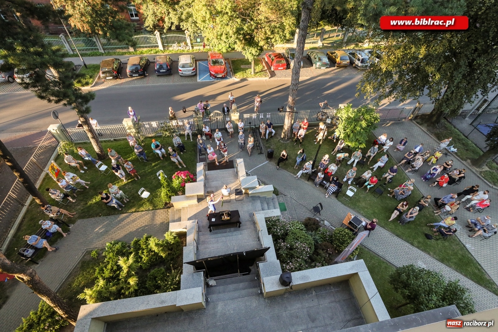 Zdjęcie w galerii na portalu naszraciborz.pl: Stand-up comedy na schodach biblioteki wiadomości z regionu
