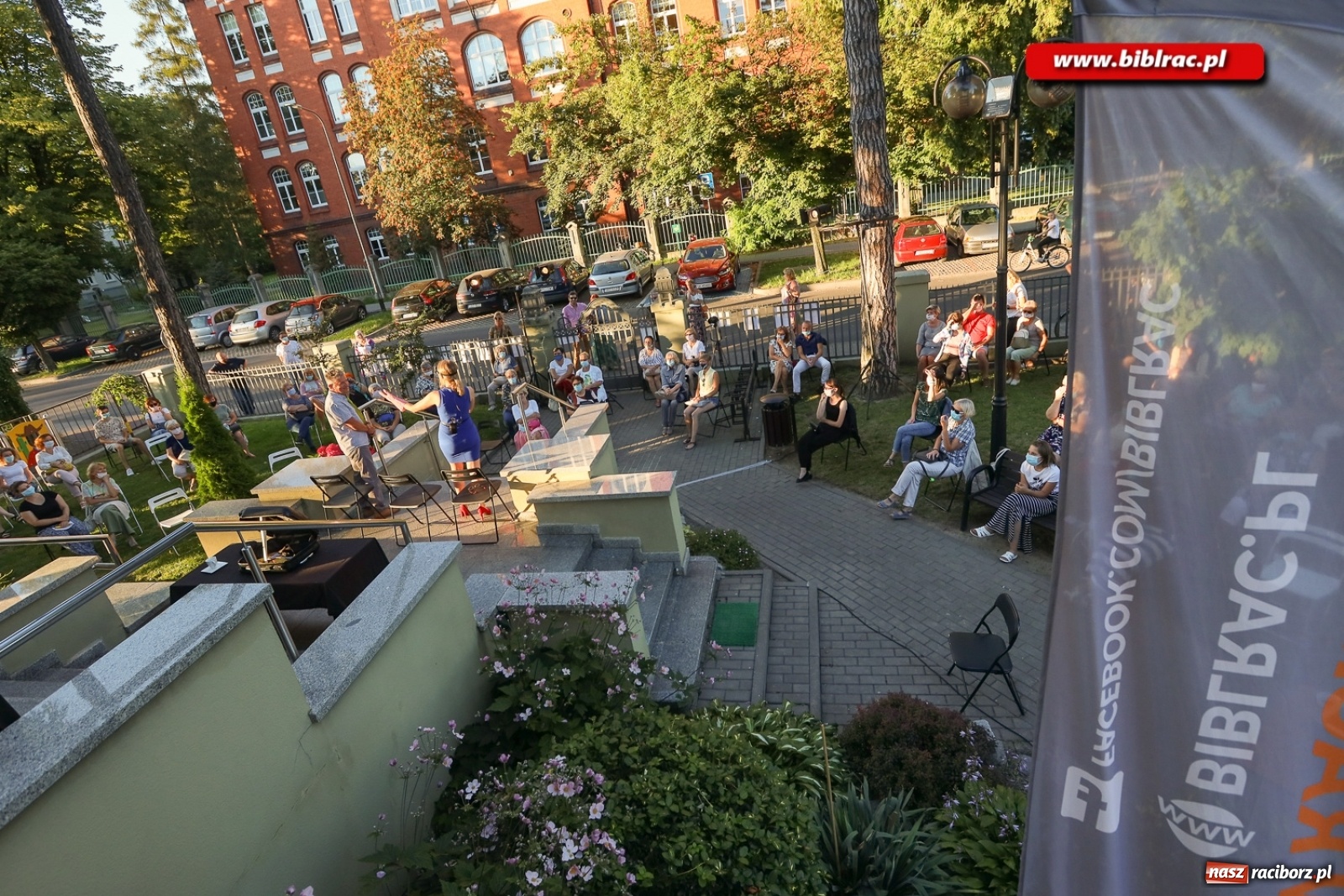 Zdjęcie w galerii na portalu naszraciborz.pl: Stand-up comedy na schodach biblioteki wiadomości z regionu