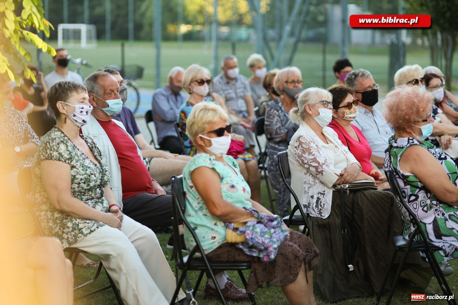 Zdjęcie w galerii na portalu naszraciborz.pl: Stand-up comedy na schodach biblioteki wiadomości z regionu