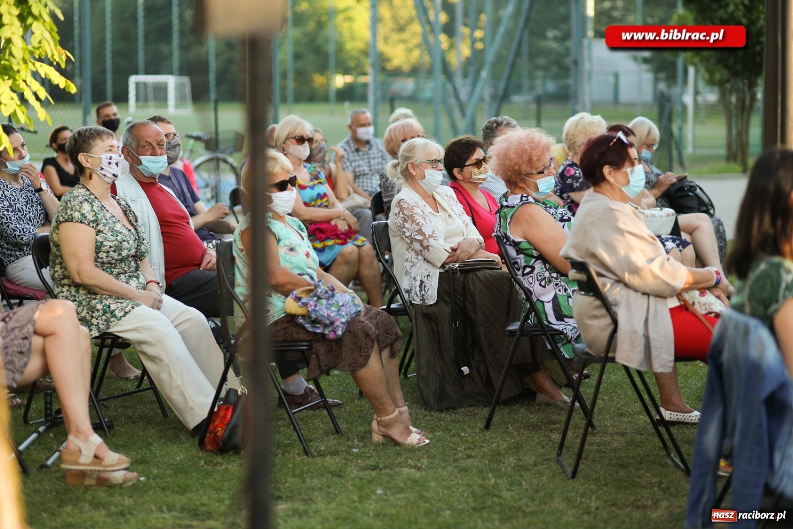 Zdjęcie w galerii na portalu naszraciborz.pl: Stand-up comedy na schodach biblioteki wiadomości z regionu
