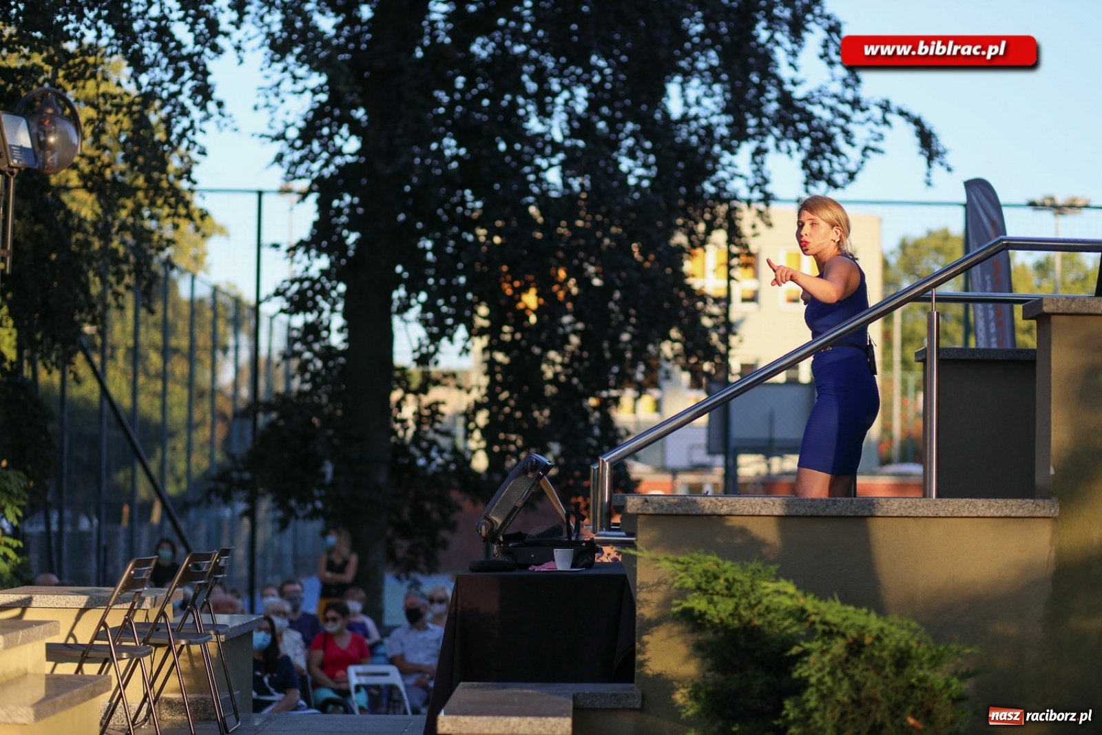 Zdjęcie w galerii na portalu naszraciborz.pl: Stand-up comedy na schodach biblioteki wiadomości z regionu