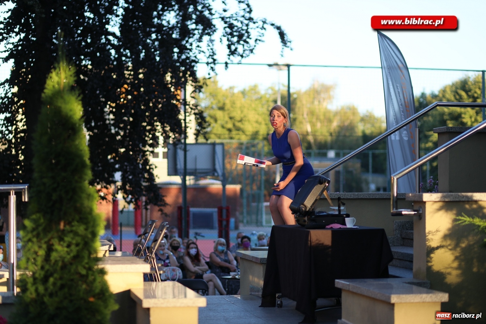 Zdjęcie w galerii na portalu naszraciborz.pl: Stand-up comedy na schodach biblioteki wiadomości z regionu