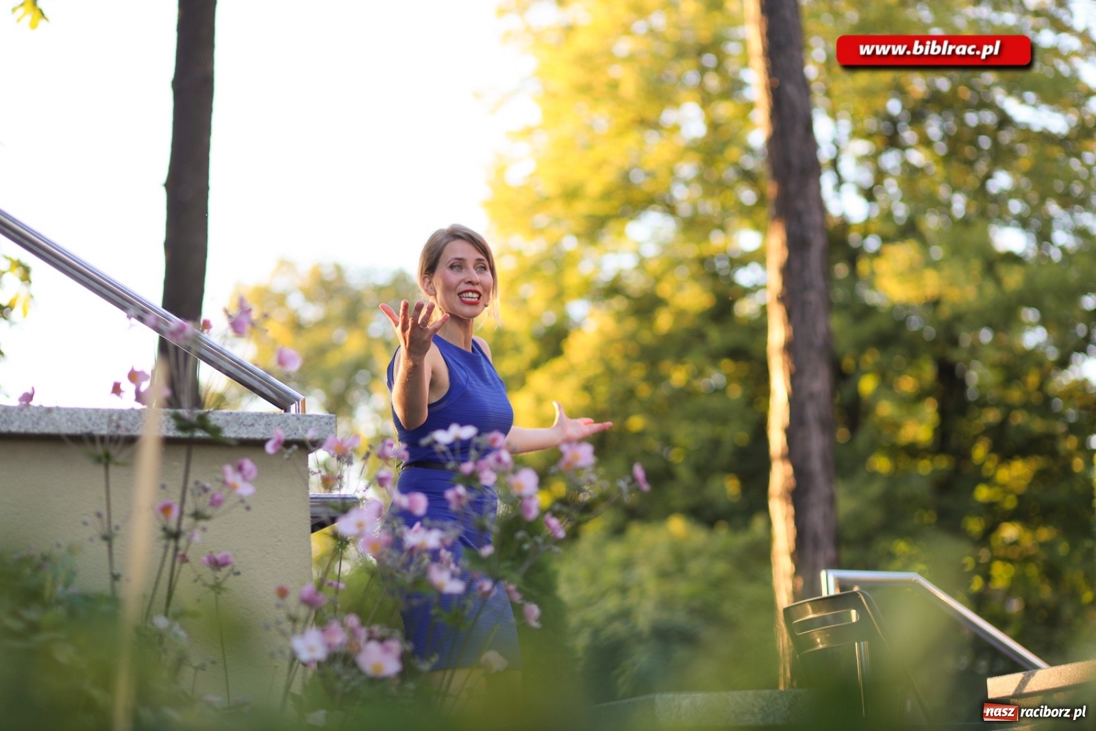 Zdjęcie w galerii na portalu naszraciborz.pl: Stand-up comedy na schodach biblioteki wiadomości z regionu