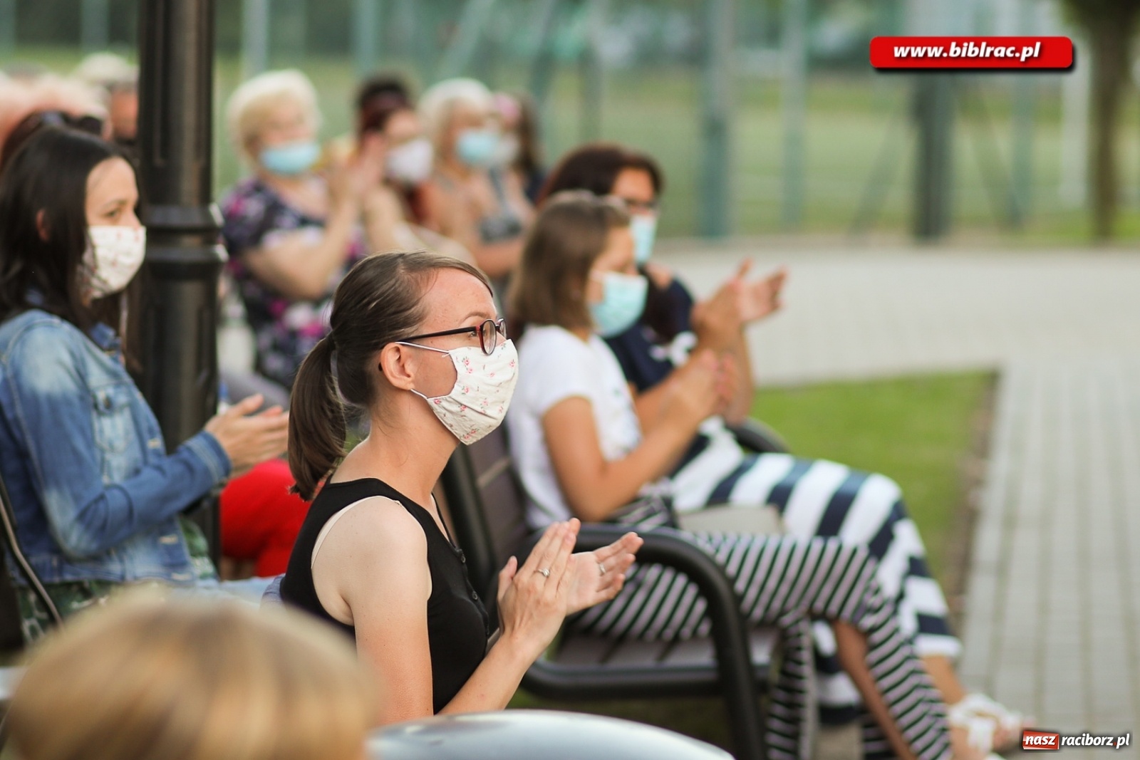 Zdjęcie w galerii na portalu naszraciborz.pl: Stand-up comedy na schodach biblioteki wiadomości z regionu