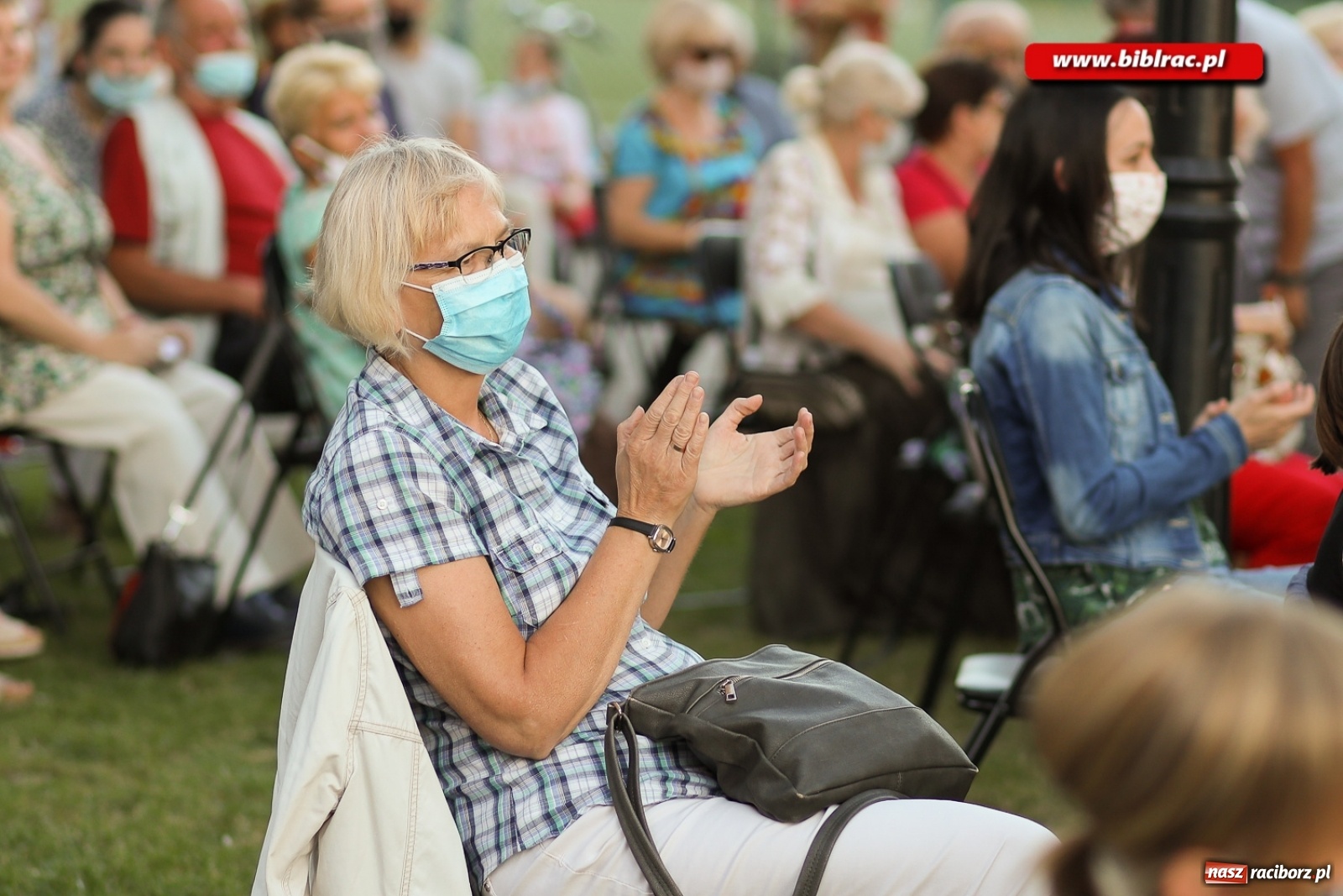 Zdjęcie w galerii na portalu naszraciborz.pl: Stand-up comedy na schodach biblioteki wiadomości z regionu