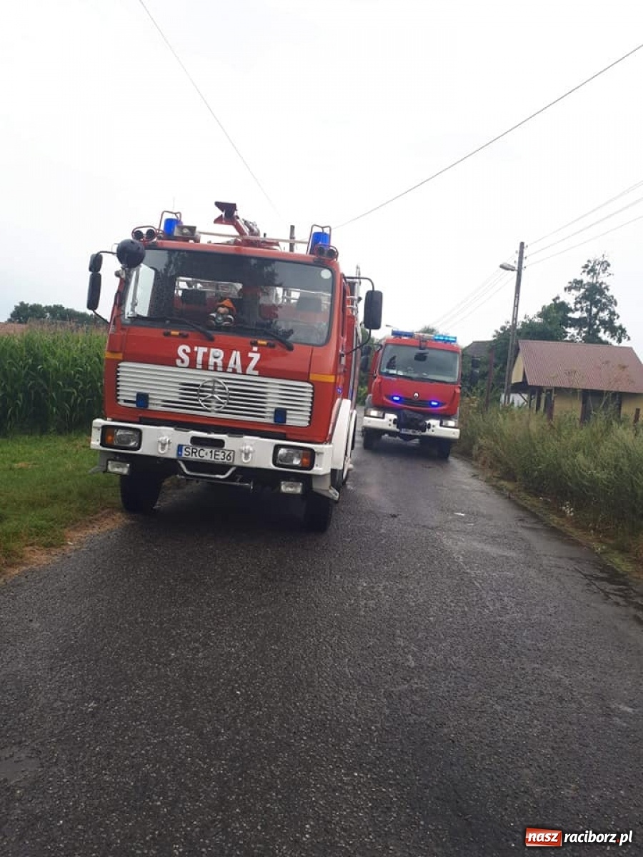 Zdjęcie w galerii na portalu naszraciborz.pl: LPR w Krzanowicach. Pożar samochodu na mycie  wiadomości z regionu