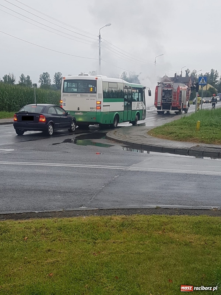 Zdjęcie w galerii na portalu naszraciborz.pl: LPR w Krzanowicach. Pożar samochodu na mycie  wiadomości z regionu