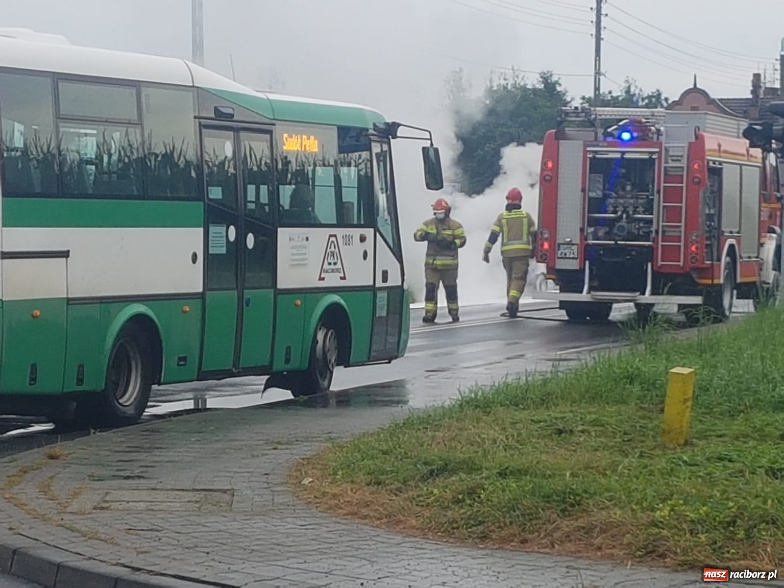 Zdjęcie w galerii na portalu naszraciborz.pl: LPR w Krzanowicach. Pożar samochodu na mycie  wiadomości z regionu