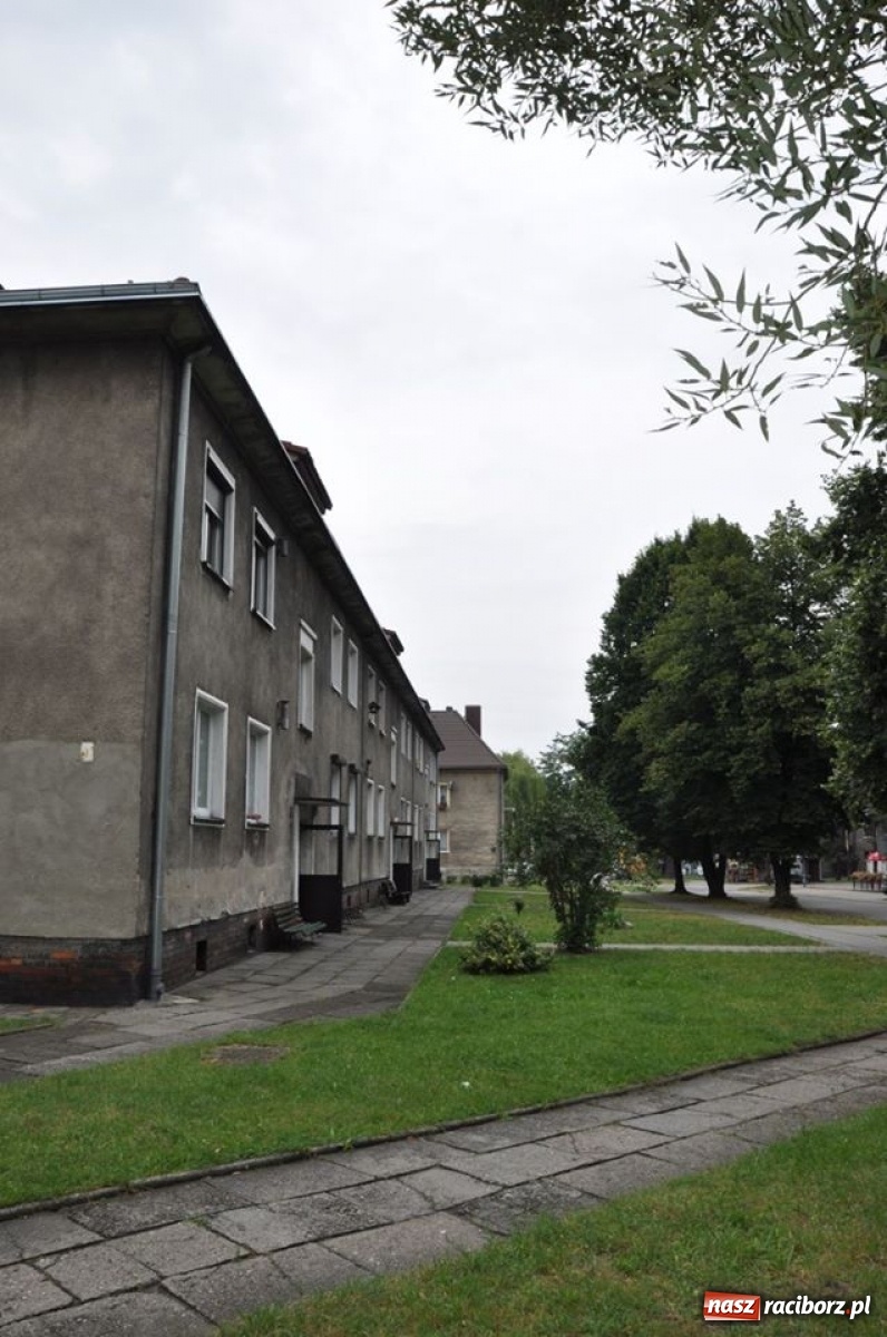 Zdjęcie w galerii na portalu naszraciborz.pl: Parking w Kuźni, plac zabaw w Rudzie  wiadomości z regionu