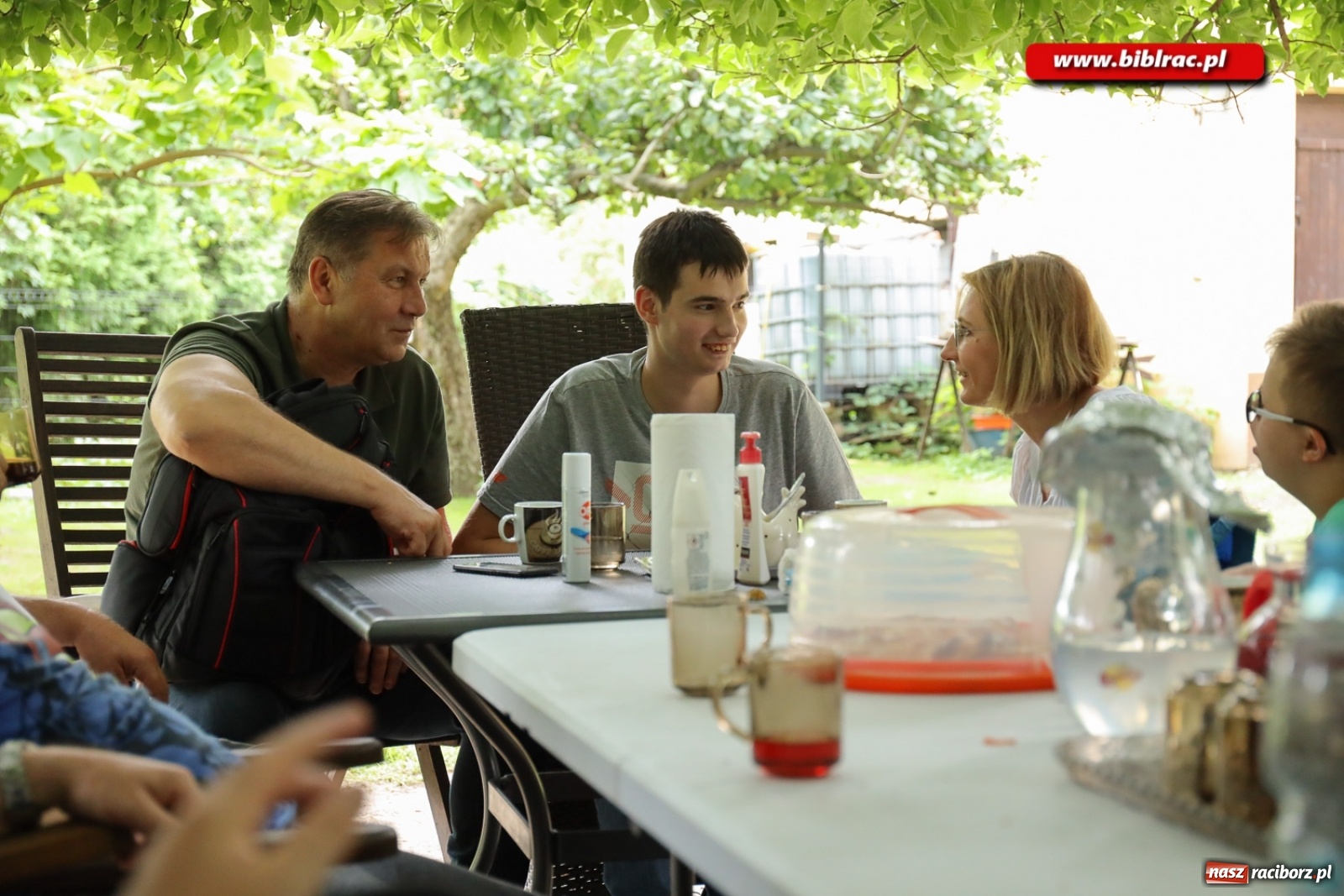 Zdjęcie w galerii na portalu naszraciborz.pl: Przytul się do alpaki! Uczestnicy Lata z biblioteką na wycieczce w Woźniakówce  wiadomości z regionu