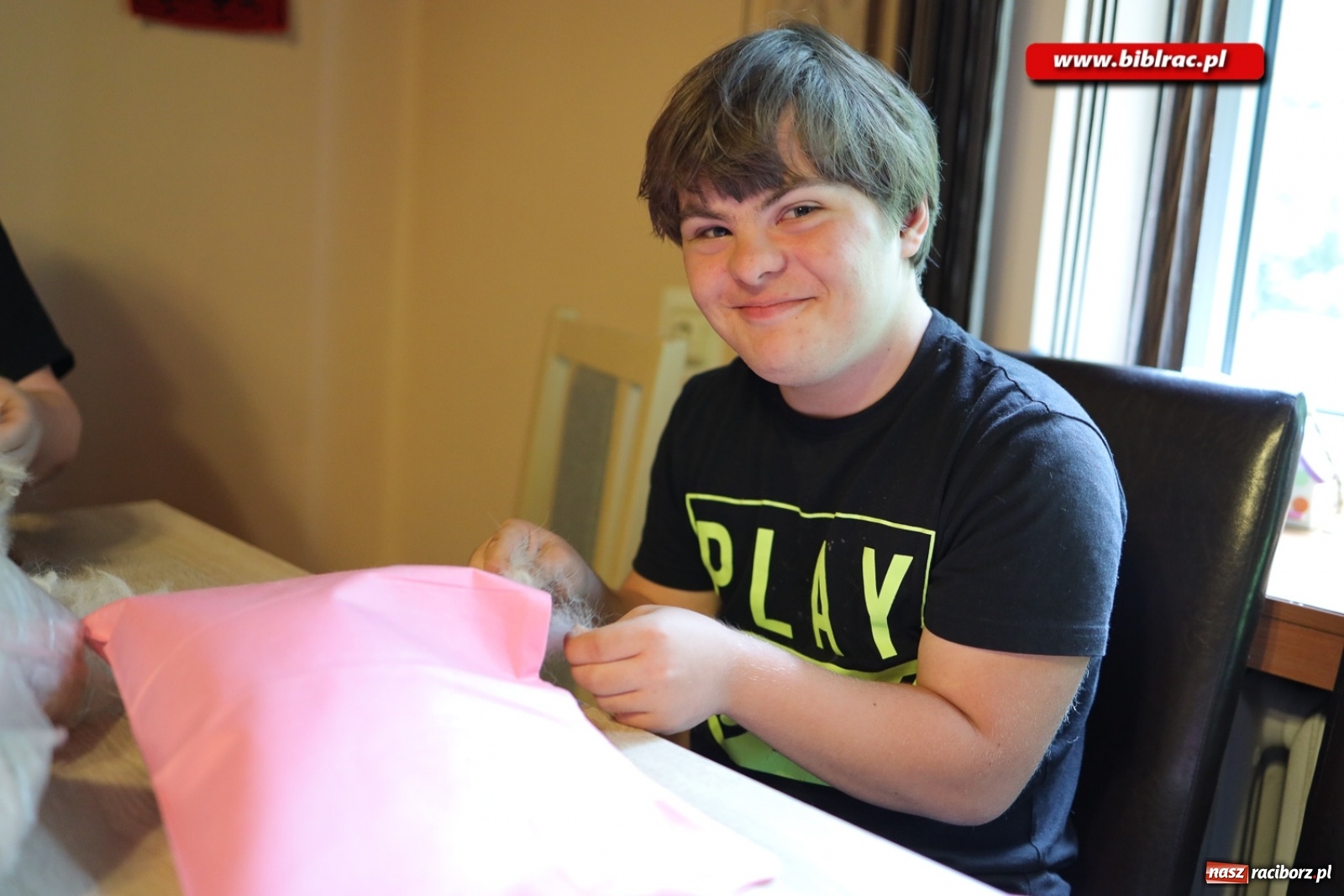 Zdjęcie w galerii na portalu naszraciborz.pl: Przytul się do alpaki! Uczestnicy Lata z biblioteką na wycieczce w Woźniakówce  wiadomości z regionu