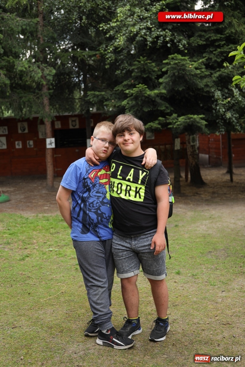 Zdjęcie w galerii na portalu naszraciborz.pl: Przytul się do alpaki! Uczestnicy Lata z biblioteką na wycieczce w Woźniakówce  wiadomości z regionu