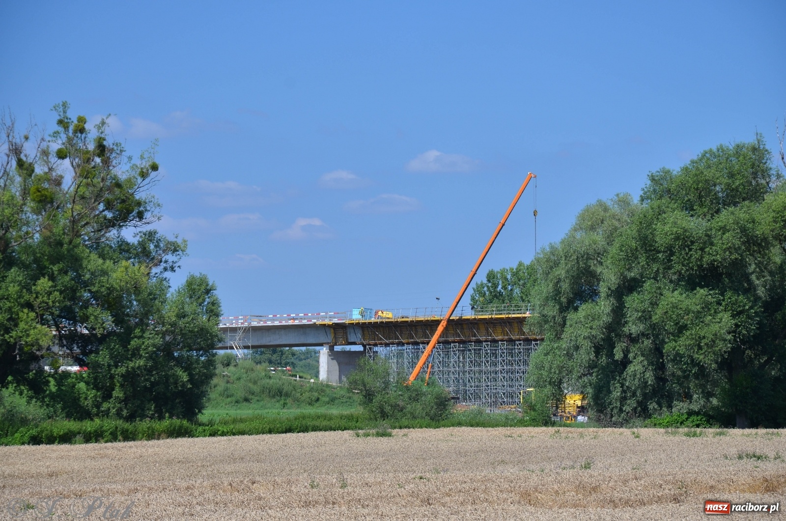 Zdjęcie w galerii na portalu naszraciborz.pl: Budowa wiaduktu nad linią kolejową w kierunku Markowic [FOTO] wiadomości z regionu