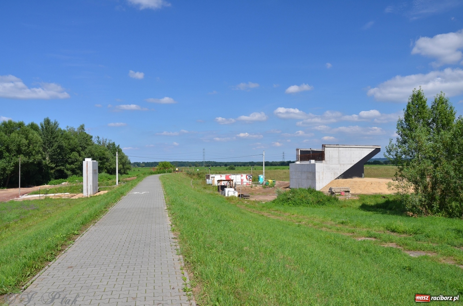 Zdjęcie w galerii na portalu naszraciborz.pl: Budowa wiaduktu nad linią kolejową w kierunku Markowic [FOTO] wiadomości z regionu